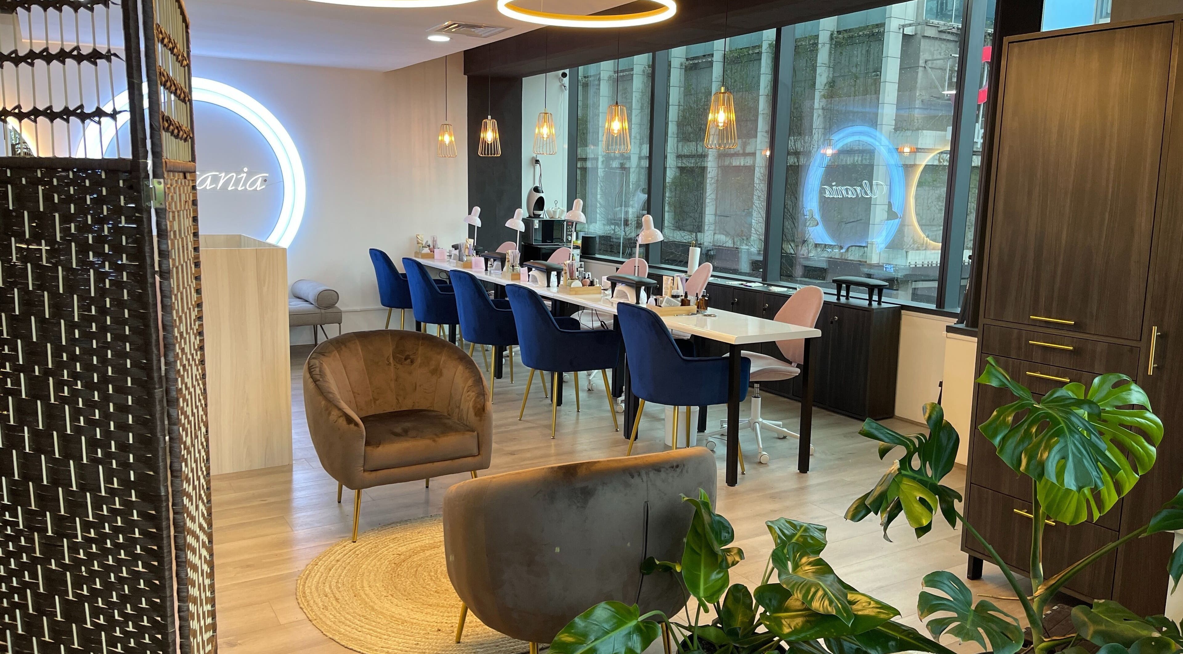 Espacio moderno en Urania - Universo de Belleza en La Reina, Región Metropolitana, CL, con sillas elegantes y decoración acogedora.