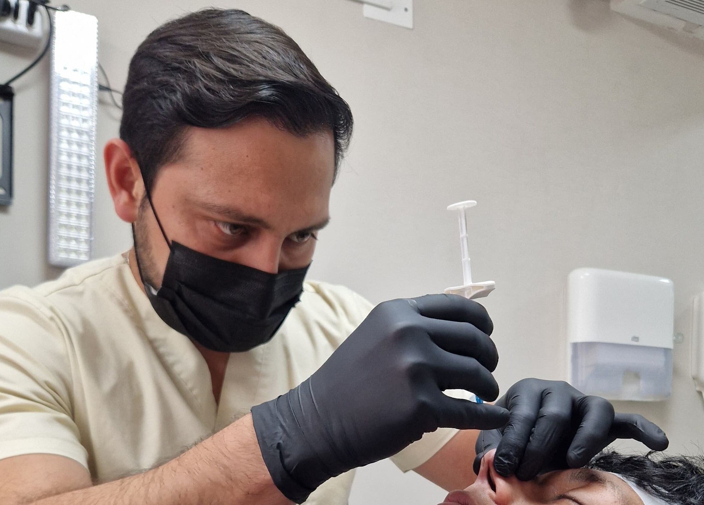 Procedimiento de medicina estética en Urania - Providencia, Región Metropolitana, CL, con atención al detalle.