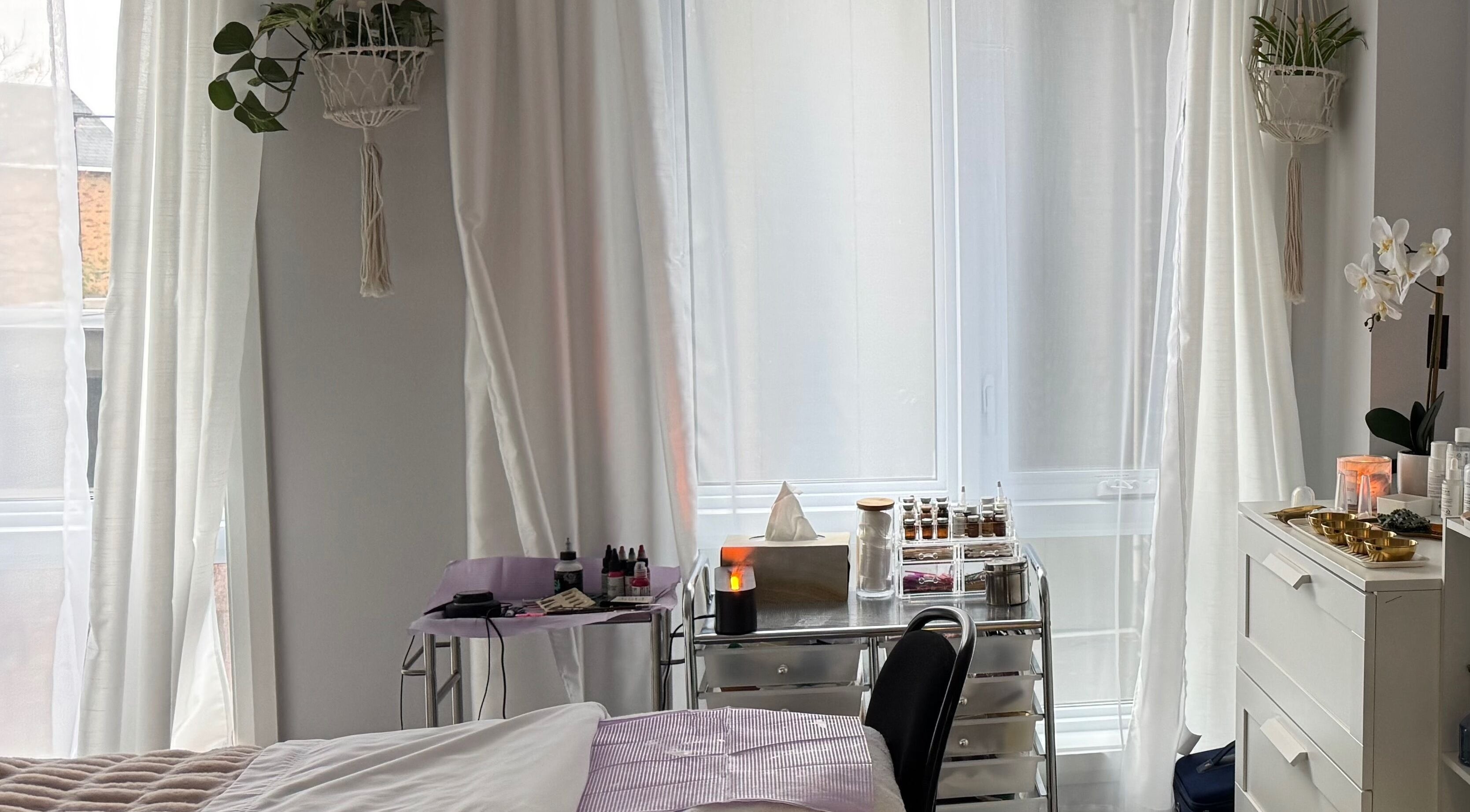 Salle lumineuse et apaisante à Sama Beauty Academy, Pierrefonds, Québec, CA.