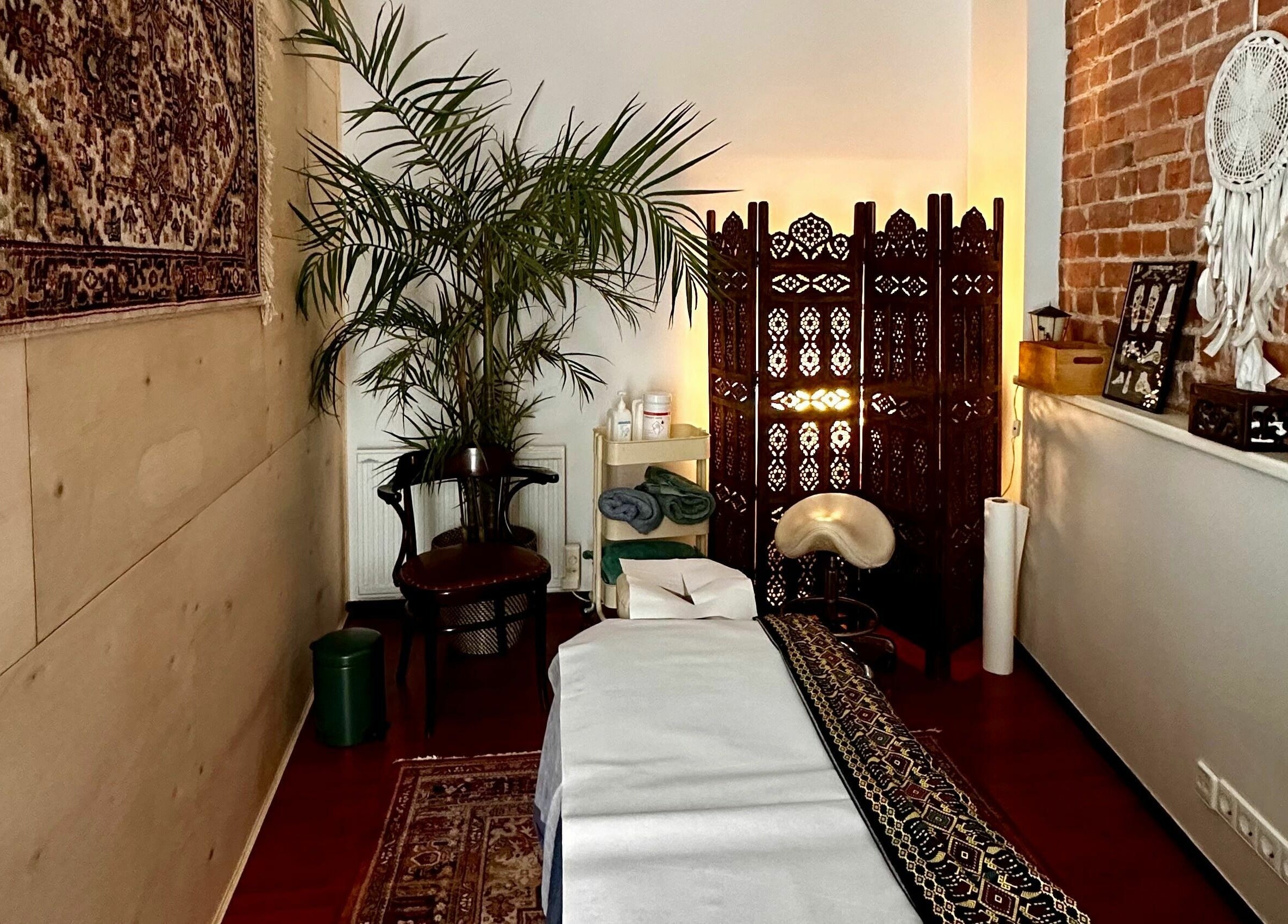 Tranquil massage room at MassaažiStaap, Tallinn, Harju maakond, EE. Cozy setup with plants and decor.
