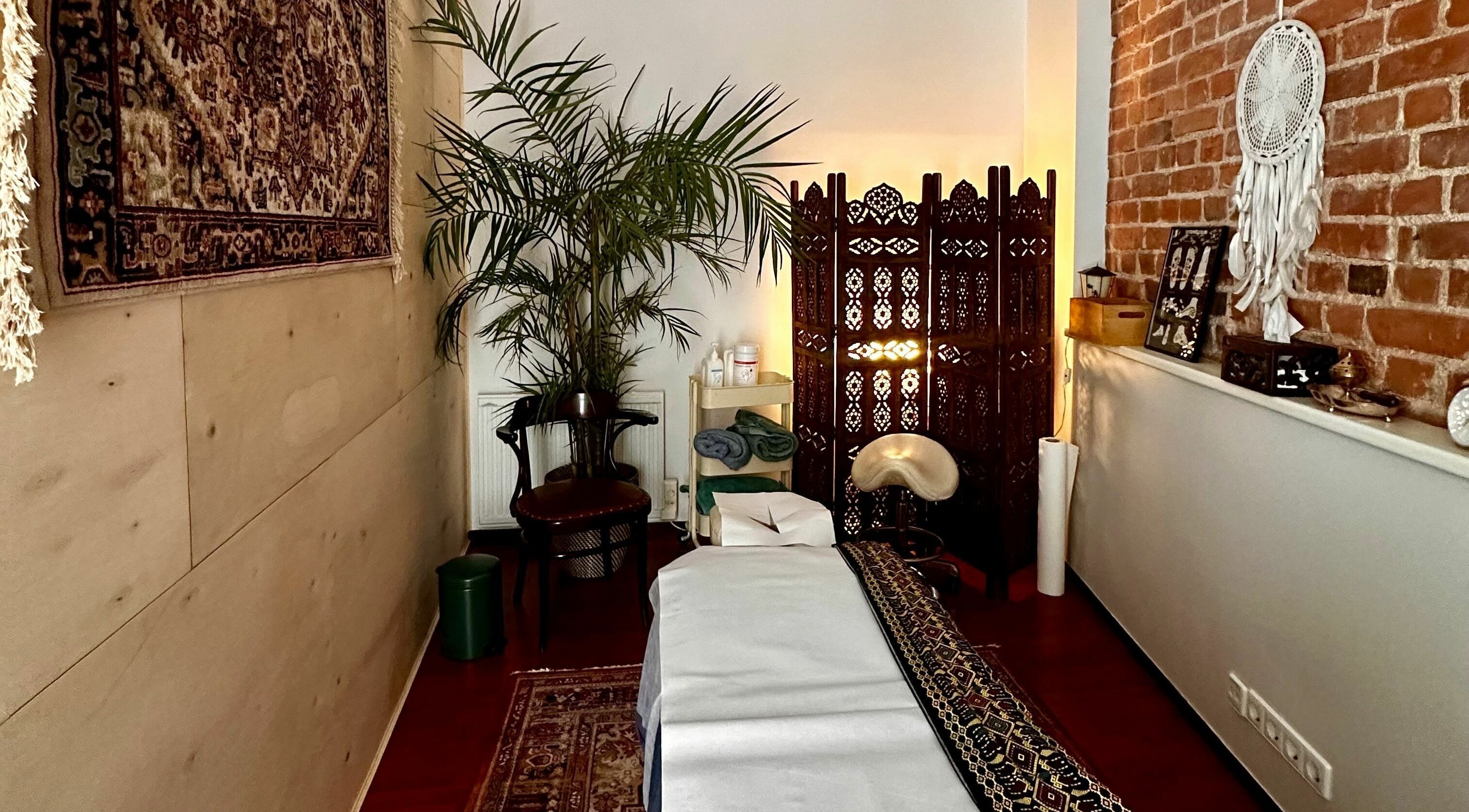 Tranquil massage room at MassaažiStaap, Tallinn, Harju maakond, EE. Cozy setup with plants and decor.