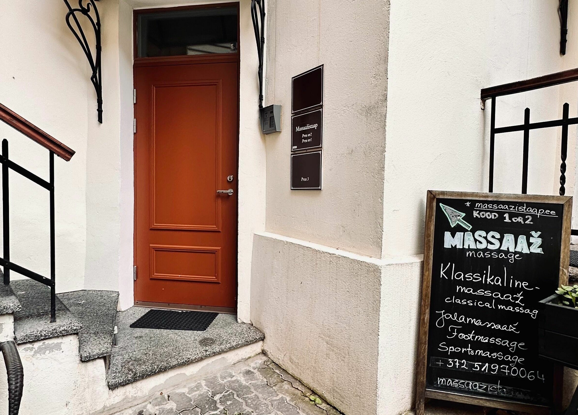 Entrance of MassaažiStaap in Tallinn, Harju maakond, EE with a welcoming massage sign.