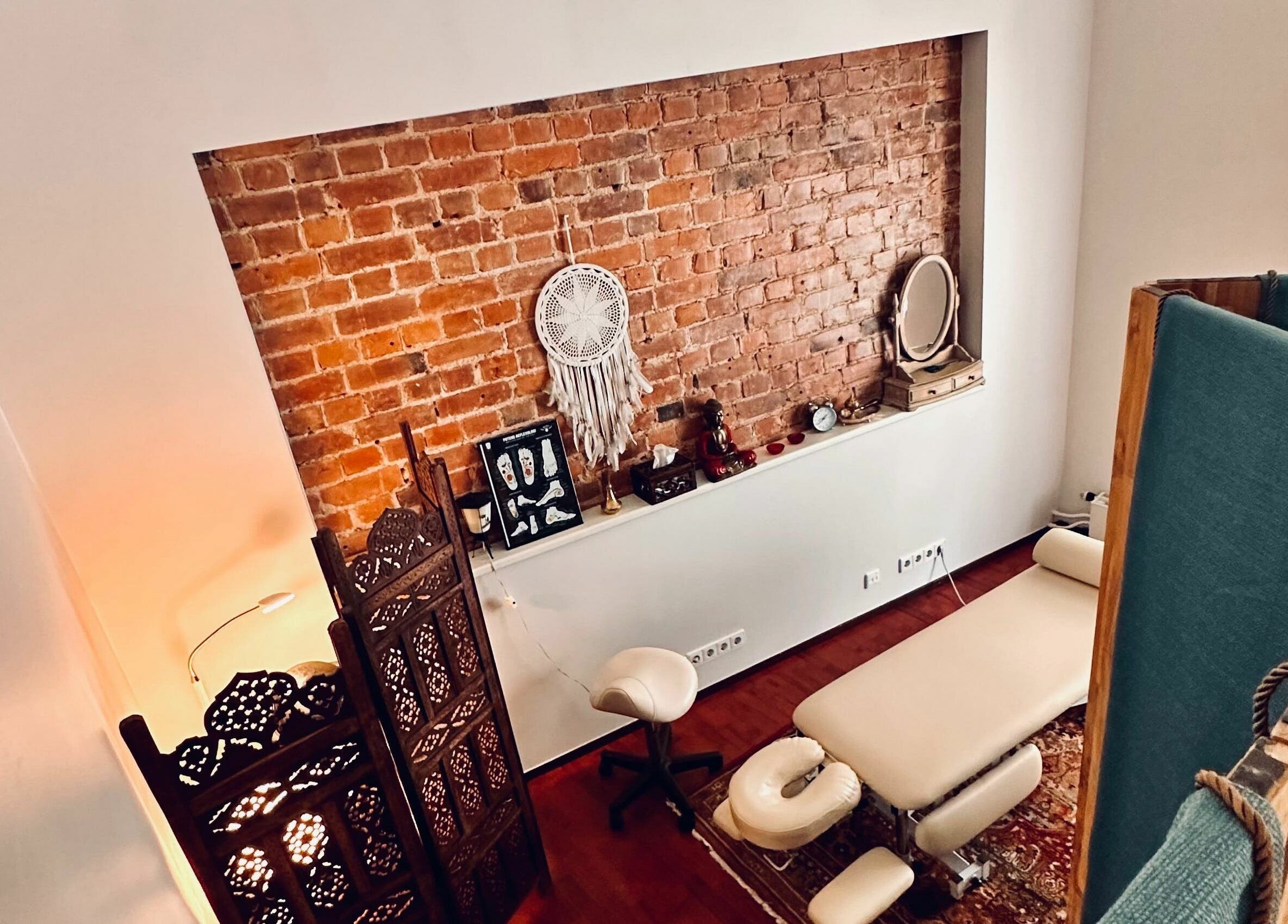 Cozy massage room at MassaažiStaap, Tallinn, Harju maakond, EE, featuring a brick wall and serene decor.