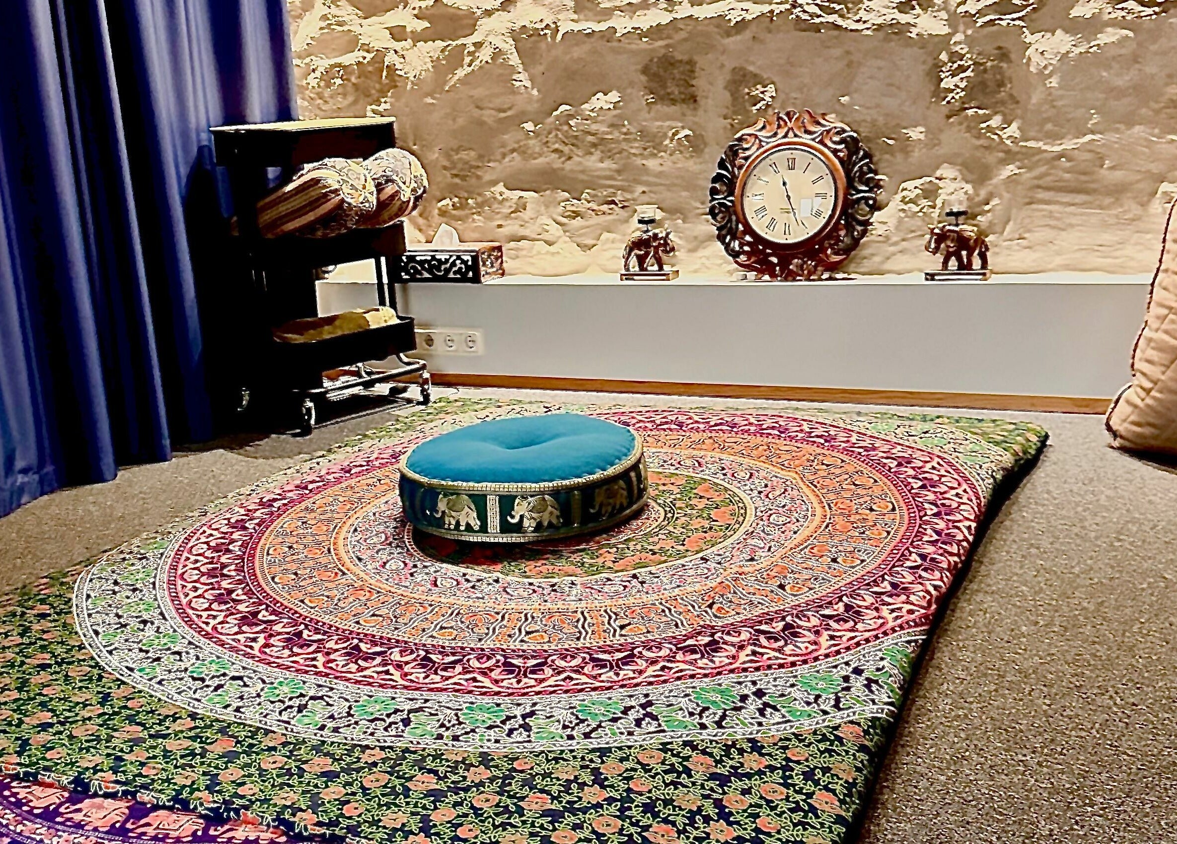 Elegant massage room at MassaažiStaap, Tallinn, Harju maakond, EE with vibrant decor and relaxing ambiance.