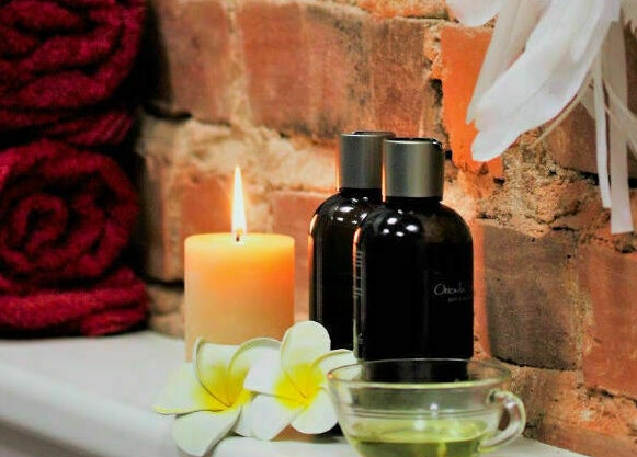 Calming massage setup with towels, oils, and a candle at MassaažiStaap, Tallinn, Harju maakond, EE.