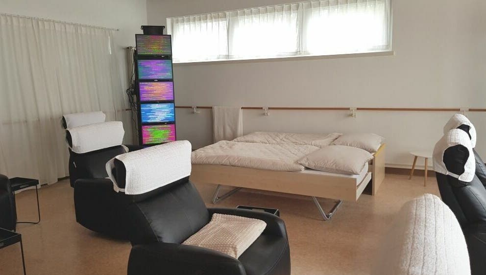 Einladende Entspannungslounge bei EEVitalsystem, Glarus, Glarus, CH mit komfortablen Sitzgelegenheiten.