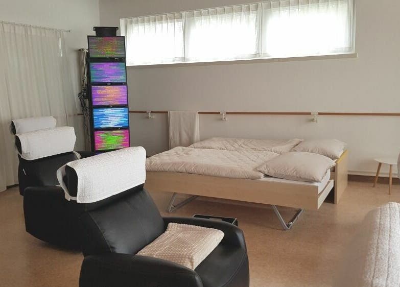 Einladende Entspannungslounge bei EEVitalsystem, Glarus, Glarus, CH mit komfortablen Sitzgelegenheiten.