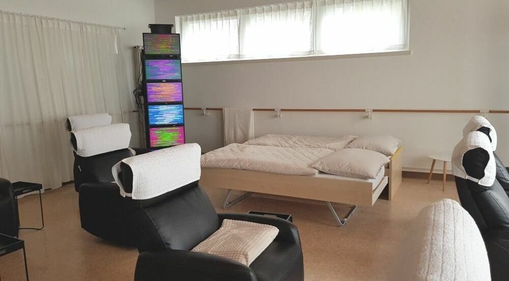 Einladende Entspannungslounge bei EEVitalsystem, Glarus, Glarus, CH mit komfortablen Sitzgelegenheiten.