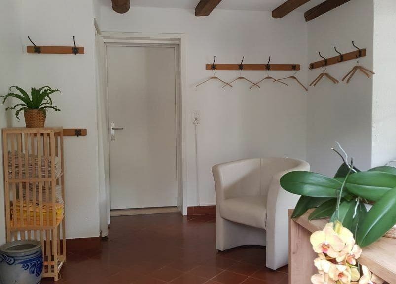 Gemütlicher Empfangsraum bei EEVitalsystem, Glarus, Glarus, CH mit Sessel und Pflanzen.