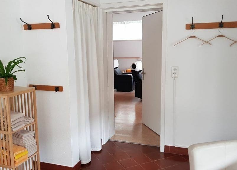 Gemütliche Ecke im EEVitalsystem, Glarus, Glarus, CH, mit Regalen und Pflanzen für Entspannung.