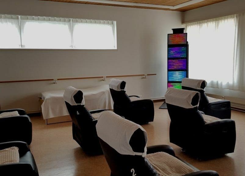 Entspannungsraum bei EEVitalsystem, Glarus, Glarus, CH mit bequemen Stühlen und Farbenlicht.