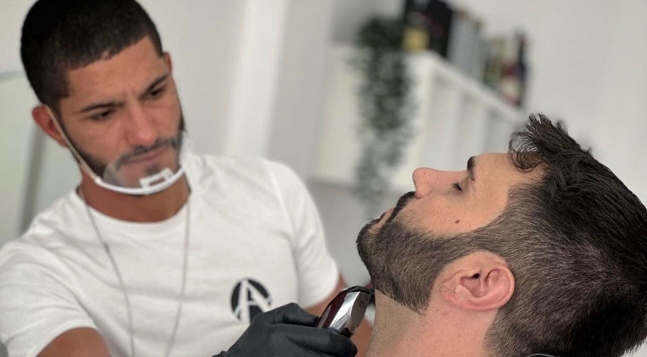 Barbeiro realizando corte de barba na Arte dos Cortes Braga, Braga, PT.