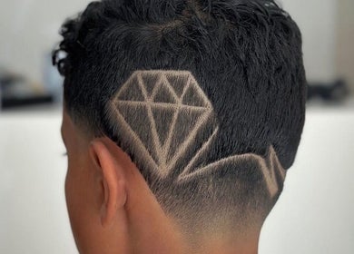 Corte de cabelo com design de diamante no Arte dos Cortes Braga, Braga, Braga, PT.