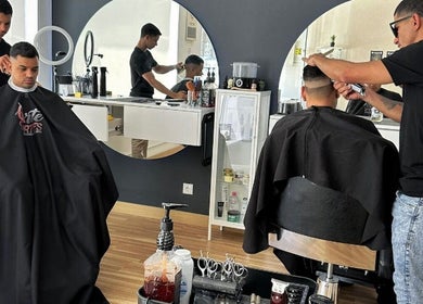 Cabeleireiro no Arte dos Cortes Braga corta cabelo de cliente em Braga, Braga, PT.