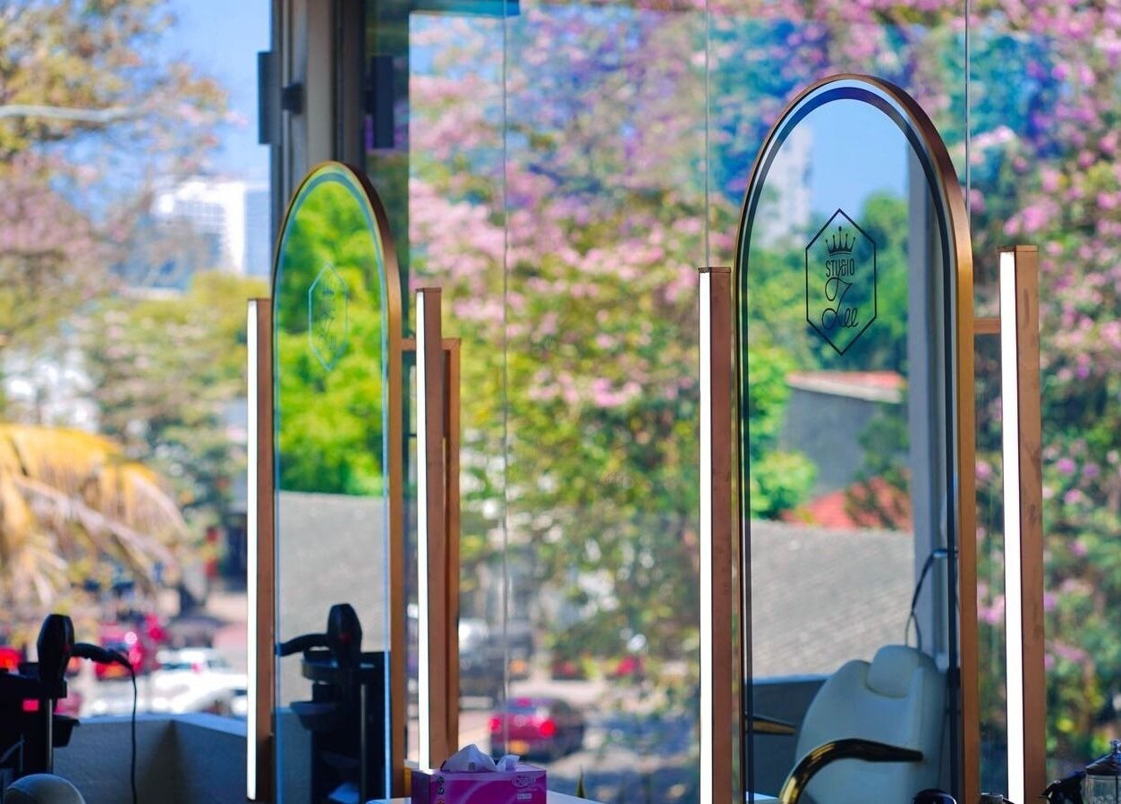 Elegant salon mirrors at Studio Zee | Colombo 07, offering a tranquil beauty experience in Colombo, Western Province, LK.