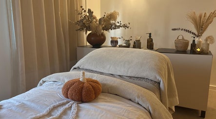 Cozy treatment room at Mon Remède Beauty, Bristol, England, GB with soft decor and plush accents.