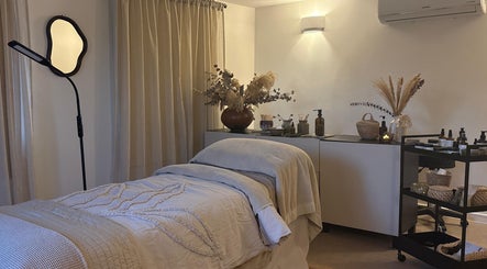 Tranquil spa room at Mon Remède Beauty in Bristol, England, GB with cozy treatment bed and elegant decor.