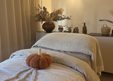 Calm, cozy treatment room at Mon Remède Beauty, Bristol, England, GB, with a plush bed and soothing decor.