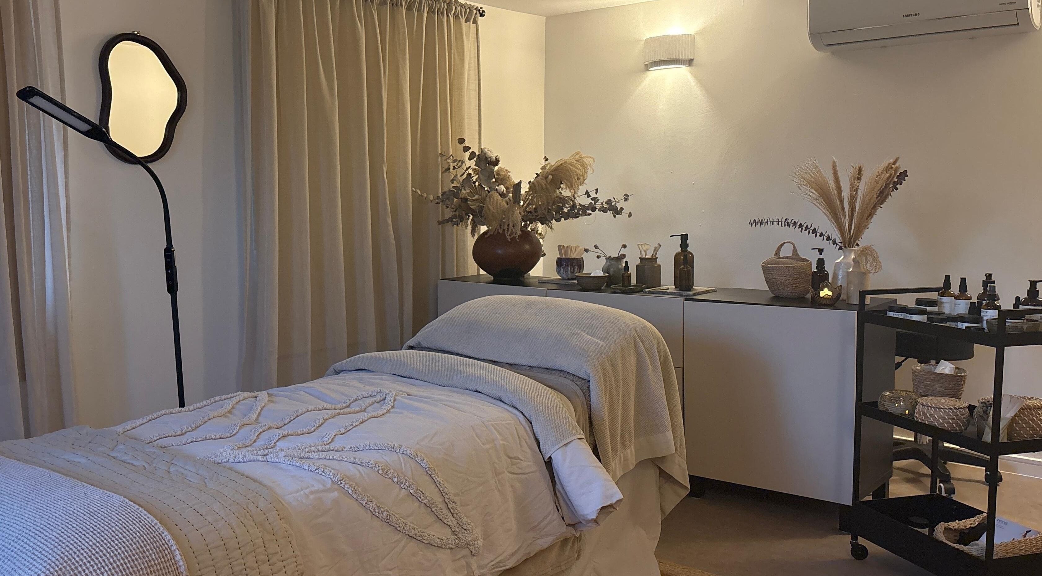 Relaxing treatment room at Mon Remède Beauty, Bristol, England, GB, showcasing serene decor and cozy ambiance.
