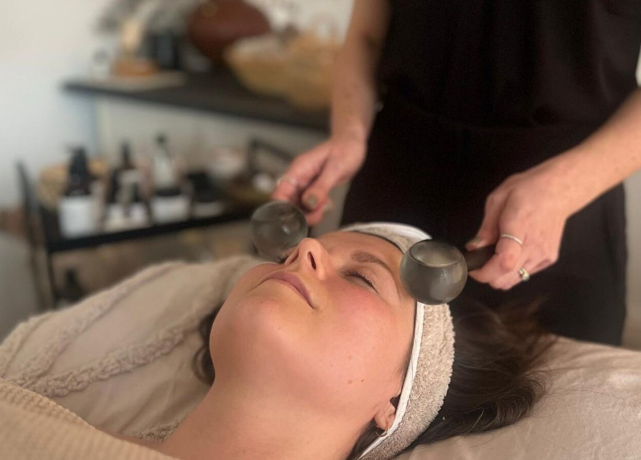 Relaxing facial massage with crystal tools at Mon Remède Beauty, Bristol, England, GB.