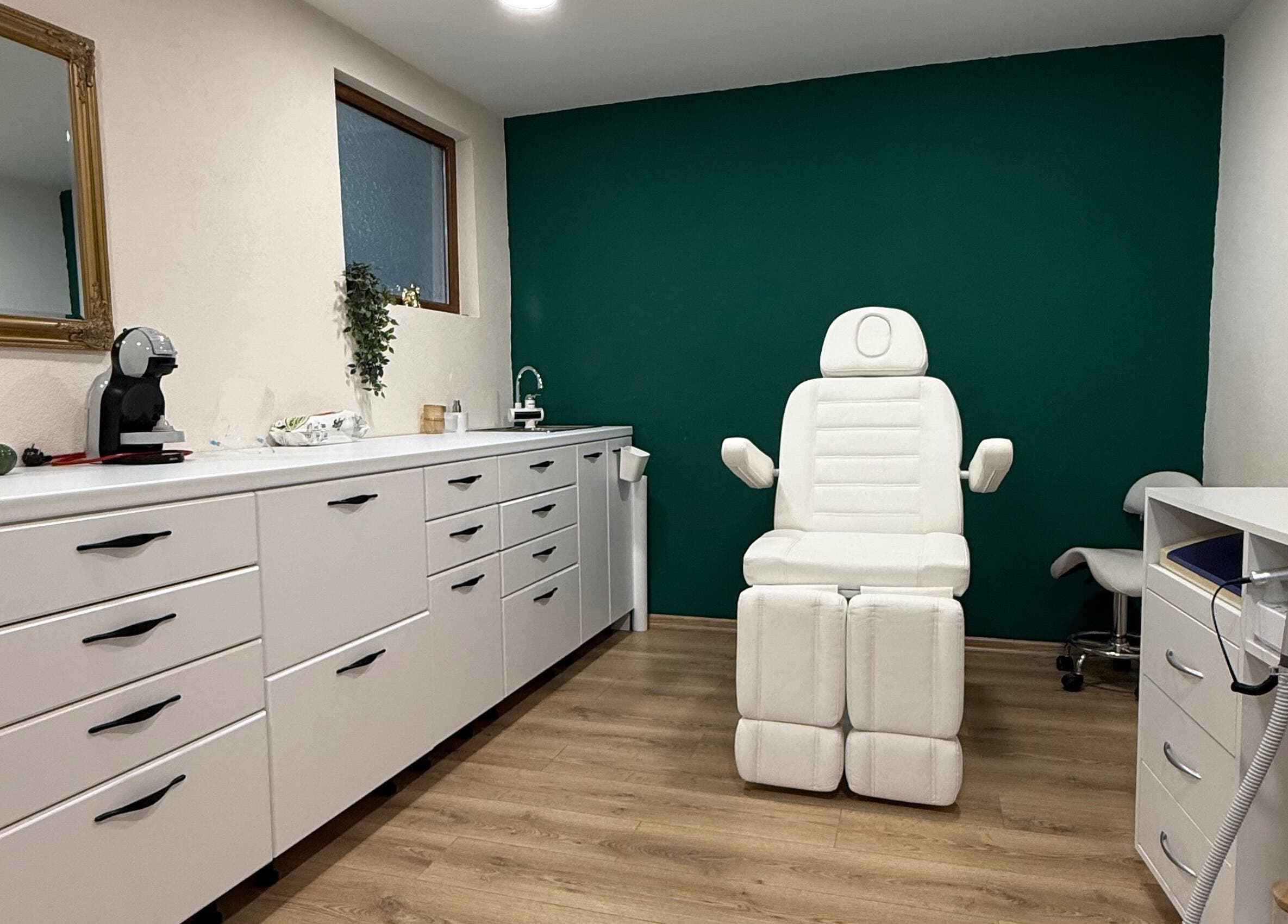 Светла стая в The Beauty Bar, Долно Драглище, България, BG с бяло оборудване за процедури и зелена стена.