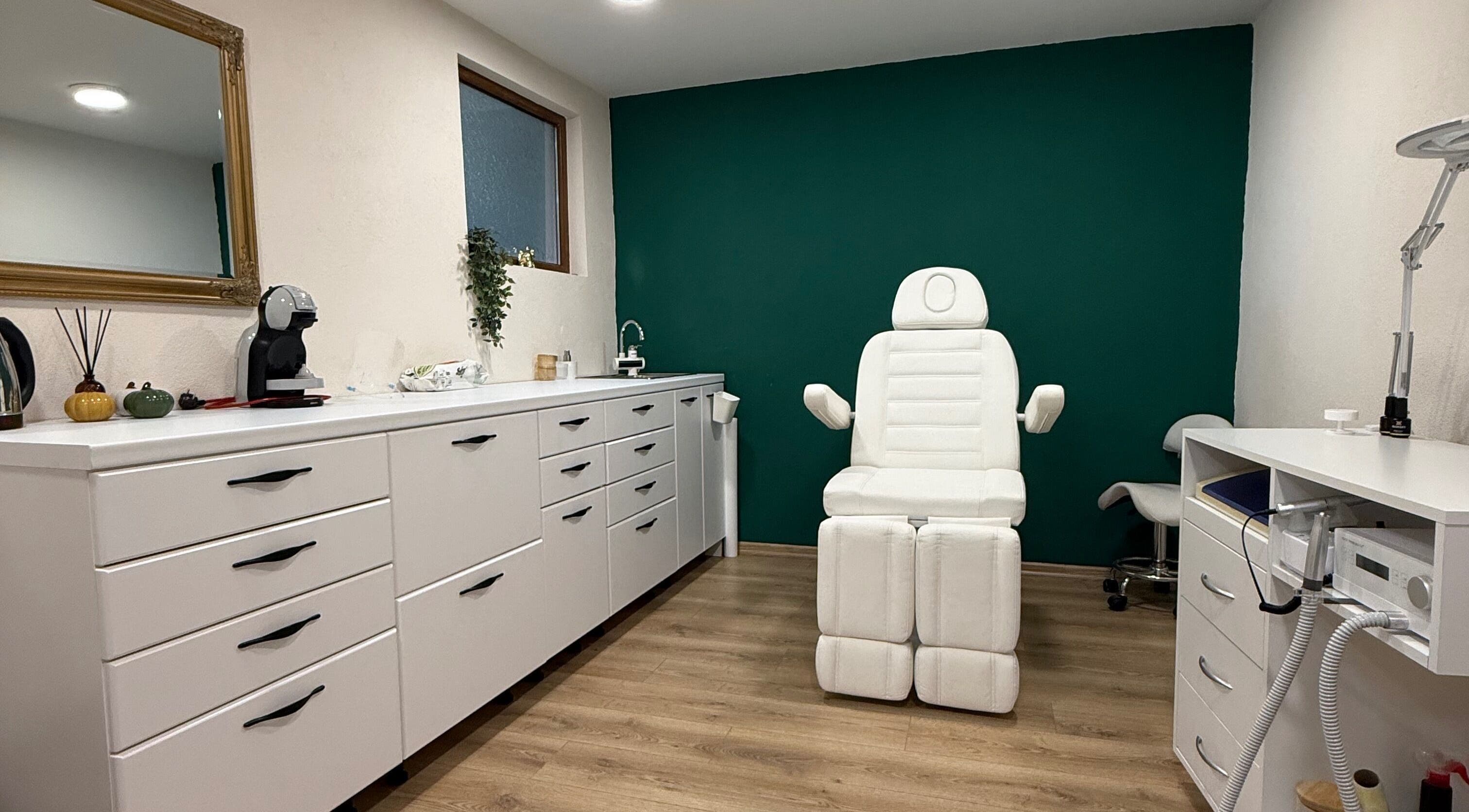 Светла стая в The Beauty Bar, Долно Драглище, България, BG с бяло оборудване за процедури и зелена стена.