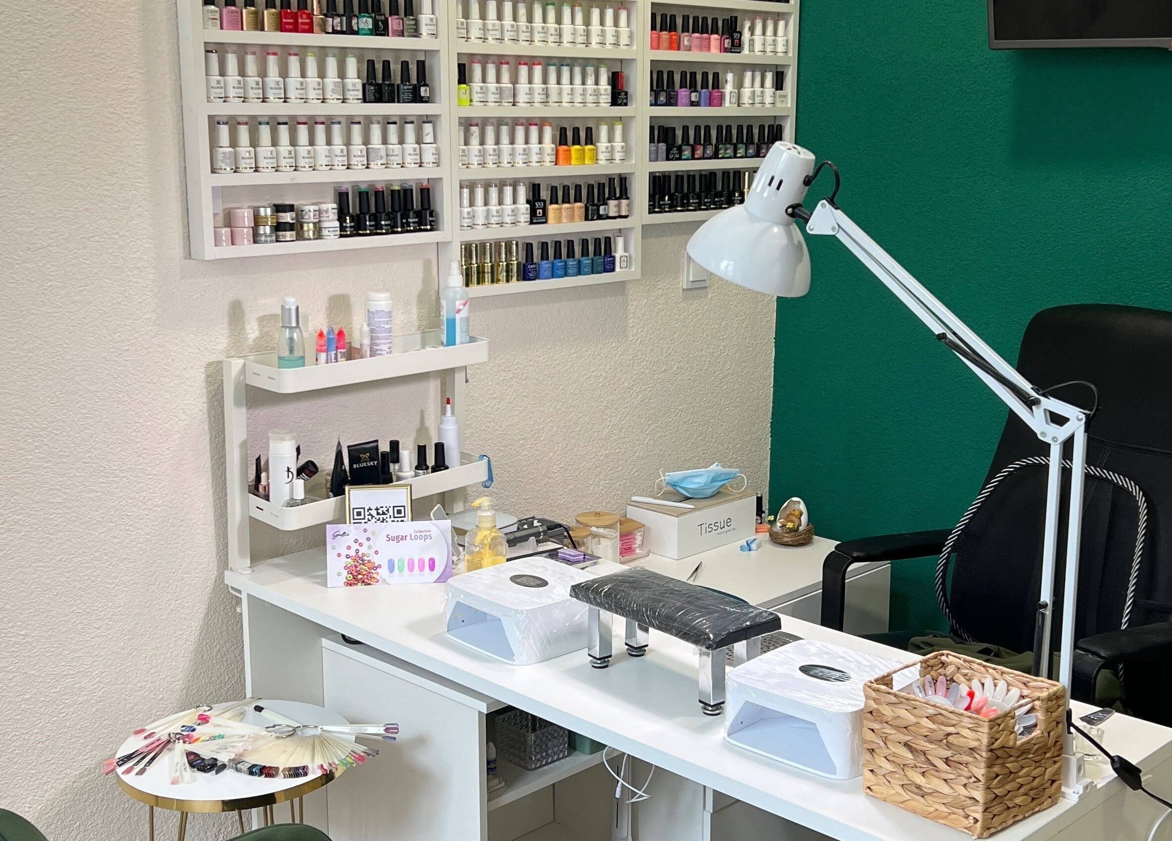 Маникюрна станция в The Beauty Bar, Долно Драглище, България, BG. Стилно декорирано и организирано.