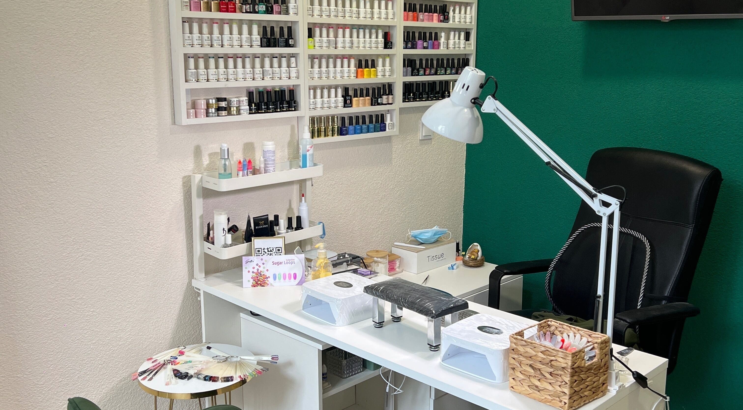 Маникюрна станция в The Beauty Bar, Долно Драглище, България, BG. Стилно декорирано и организирано.