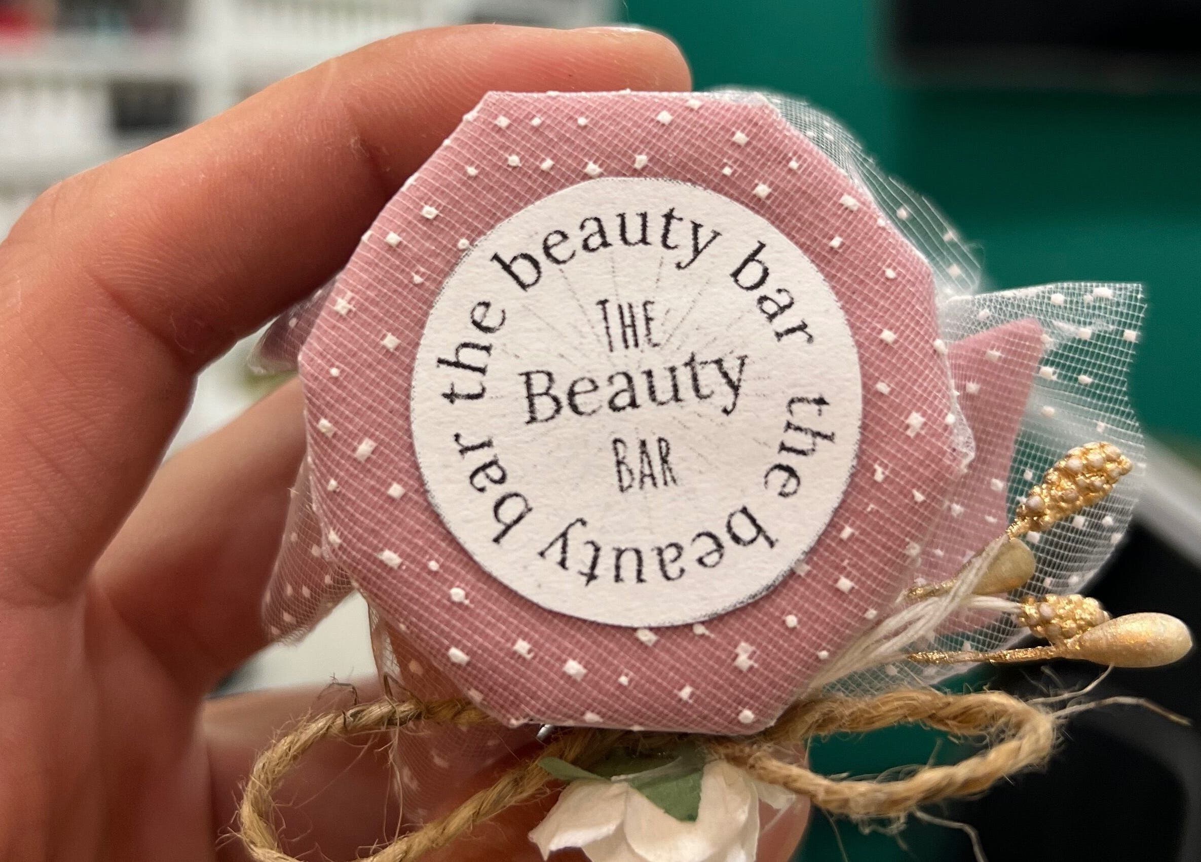 Близък план на етикет на подарък с логото на The Beauty Bar, Долно Драглище, България, BG.