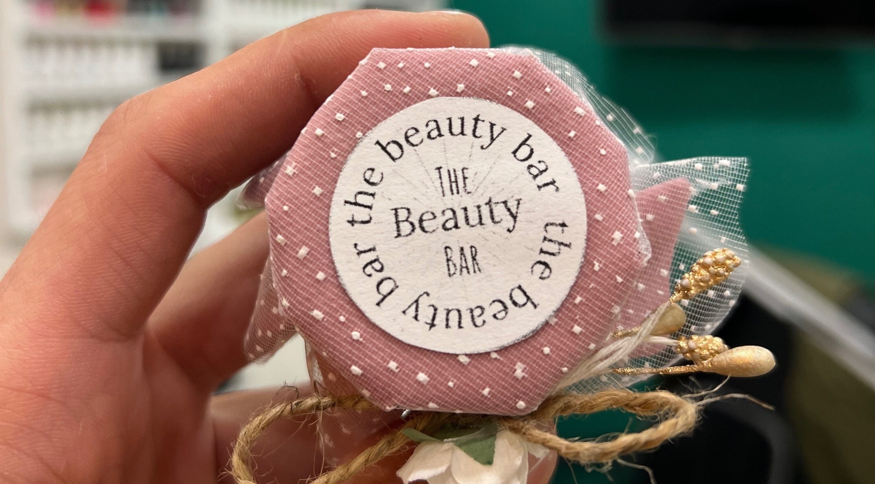 Близък план на етикет на подарък с логото на The Beauty Bar, Долно Драглище, България, BG.