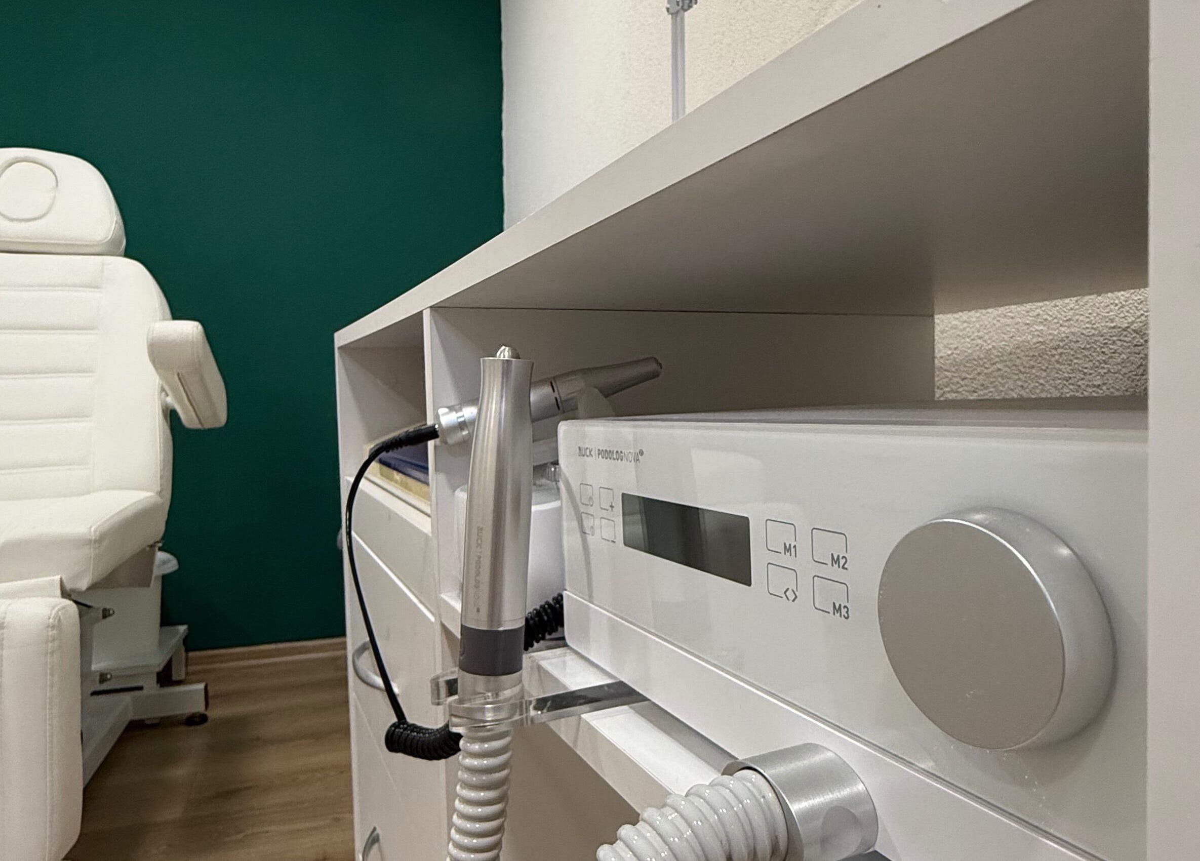 Просторен спа кът с бяло кресло и апаратура в The Beauty Bar, Долно Драглище, България, BG.