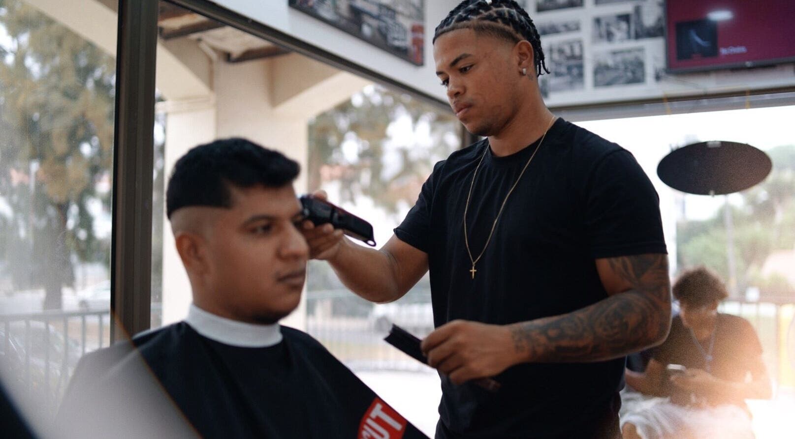 Barbeiro na Igor Tavares em Cascais, Lisboa, PT, realizando corte de cabelo moderno e estiloso.