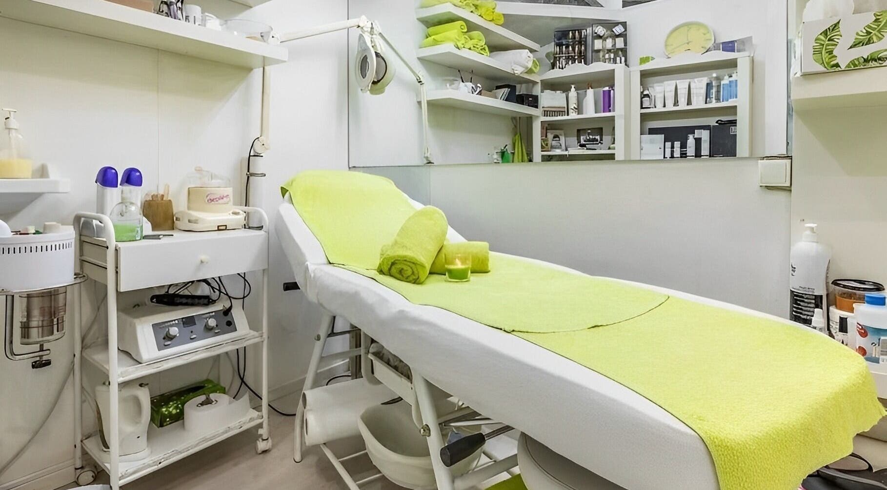 Sala de tratamento moderna no Estética e Saúde Alexandra Gonçalves em Lisboa, Lisboa, PT, com decoração relaxante.