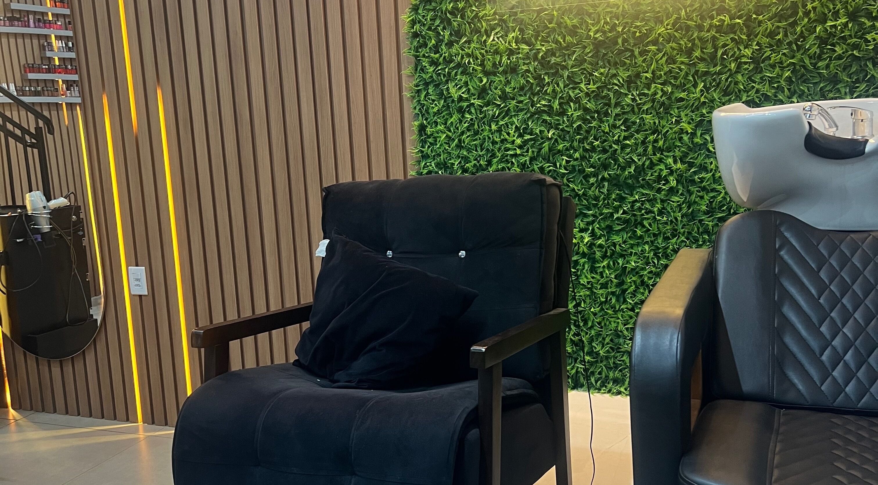 Cadeiras elegantes no Estúdio Valen, Rio Grande Do Sul, BR, com paredes verdes vibrantes e iluminação acolhedora.