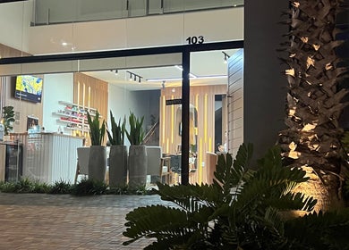 Entrada iluminada do Estúdio Valen com decoração moderna em Rio Grande Do Sul, Rio Grande Do Sul, BR.
