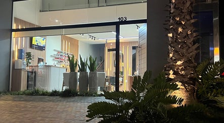 Entrada iluminada do Estúdio Valen com decoração moderna em Rio Grande Do Sul, Rio Grande Do Sul, BR.