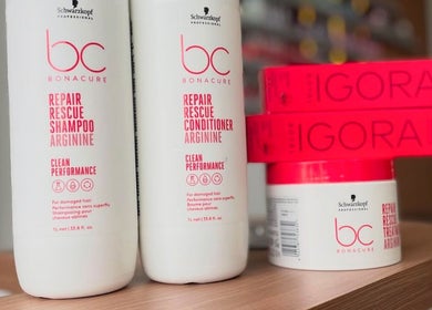 Produtos de cuidados capilares da Schwarzkopf no Estúdio Valen, Rio Grande Do Sul, Rio Grande Do Sul, BR.