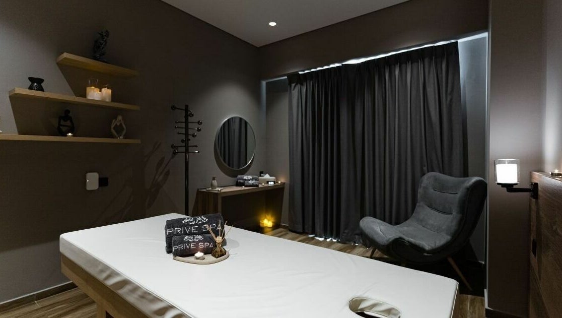 Relaxing massage room at Prive Spa, دبي, دبي, AE with candles and comfortable ambiance.