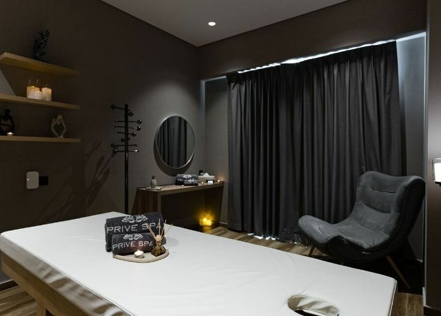 Relaxing massage room at Prive Spa, دبي, دبي, AE with candles and comfortable ambiance.
