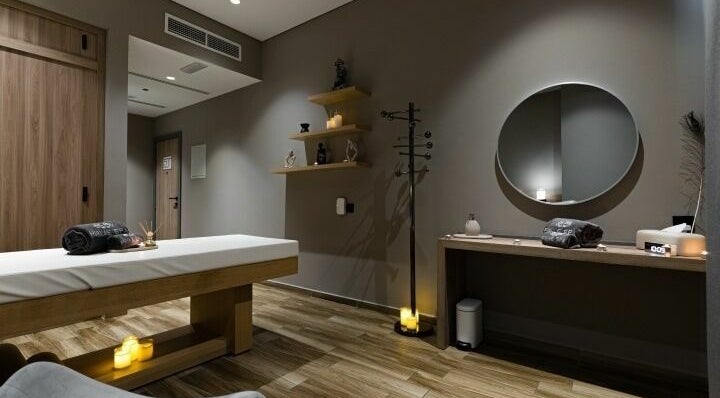 Elegant treatment room at Prive Spa, دبي, دبي, AE, with a massage table and ambient lighting.