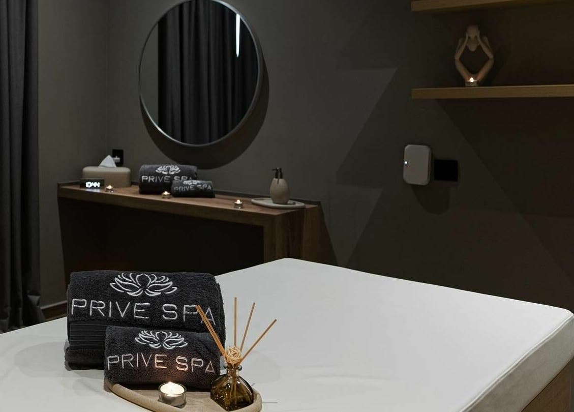 Tranquil treatment room at Prive Spa, دبي, دبي, AE, featuring plush towels and soothing decor.