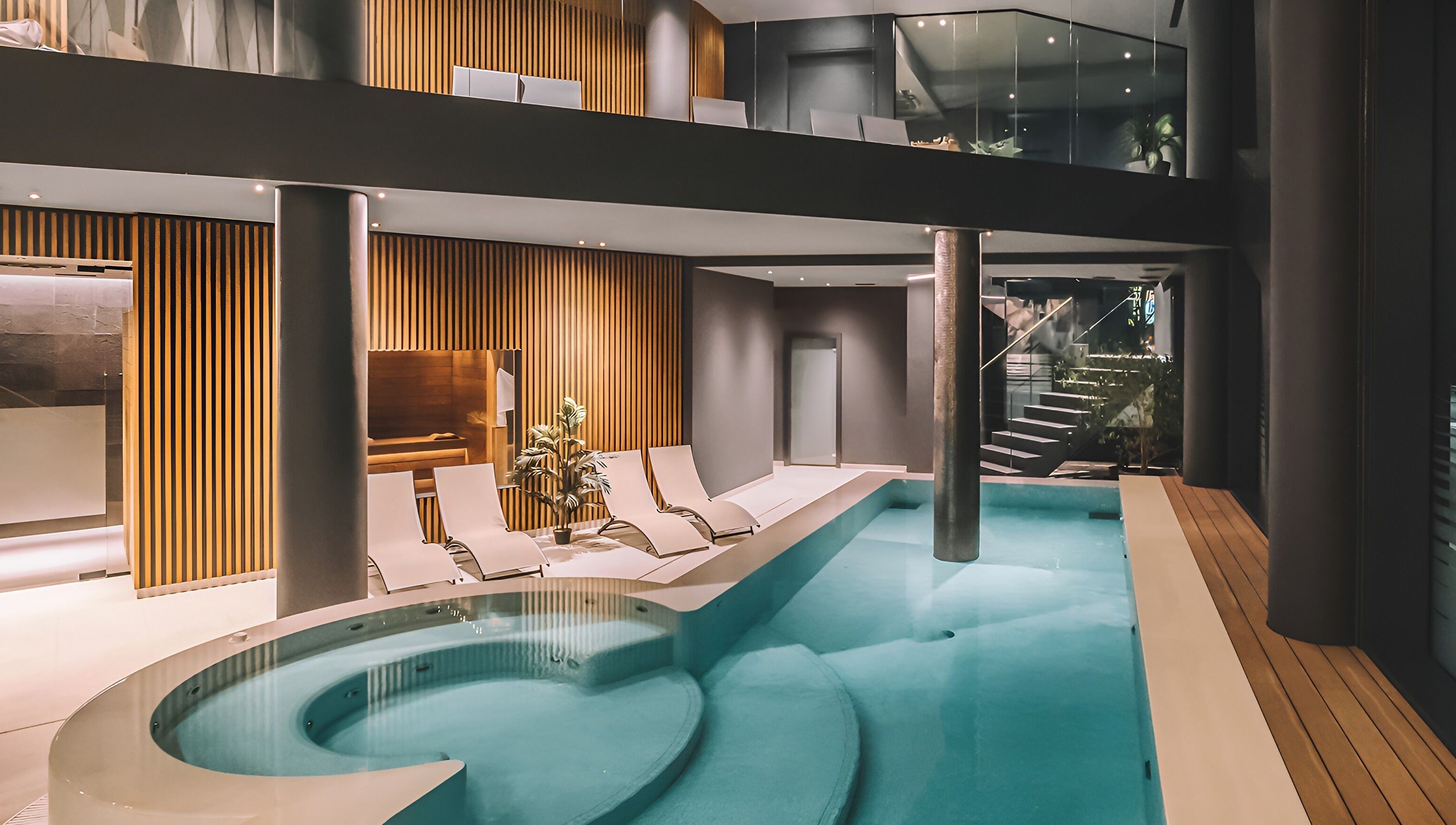 Piscina elegante presso Vita Spa, Mestre, Veneto, IT. Design moderno e rilassante per momenti di puro relax.