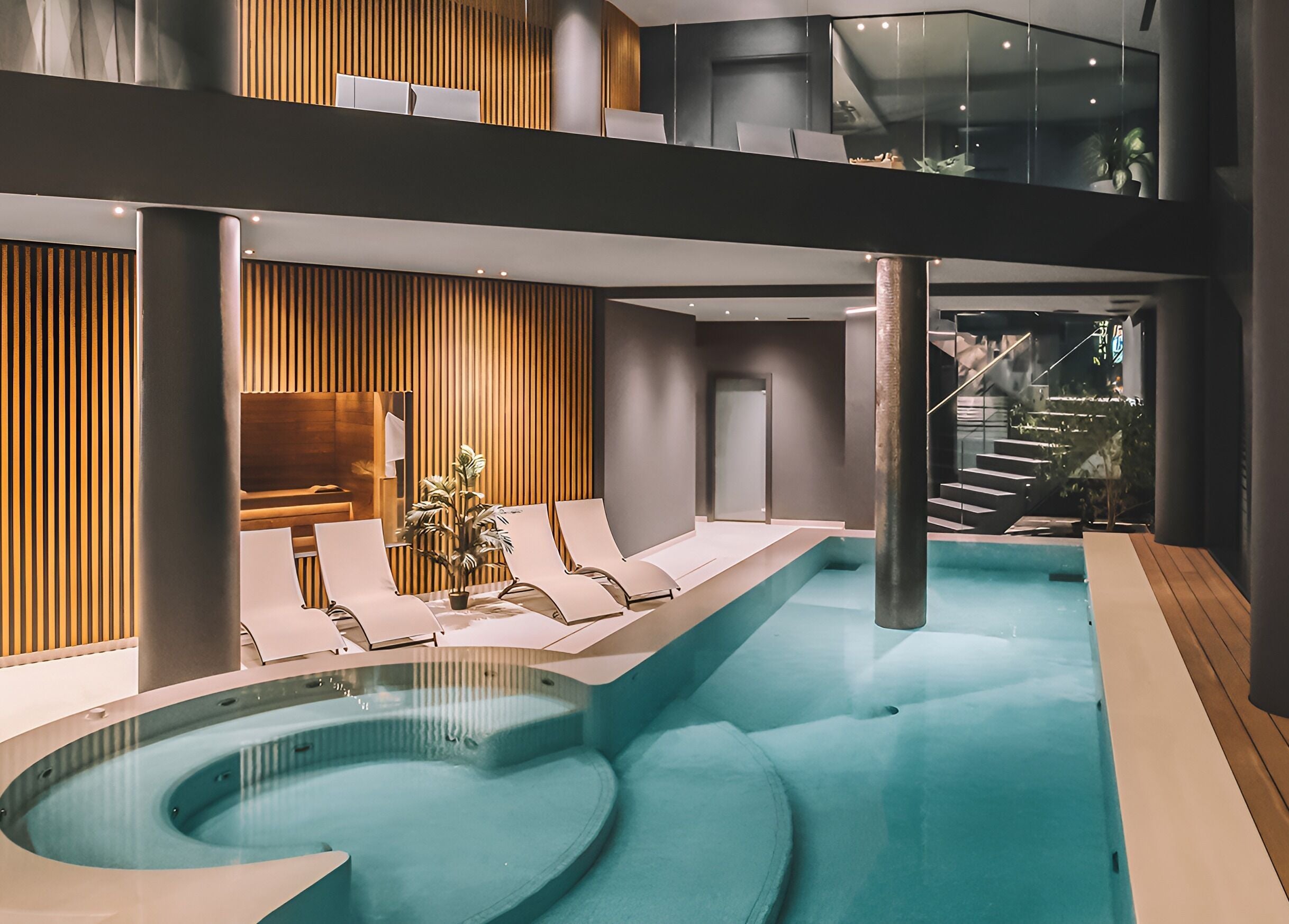 Piscina elegante presso Vita Spa, Mestre, Veneto, IT. Design moderno e rilassante per momenti di puro relax.