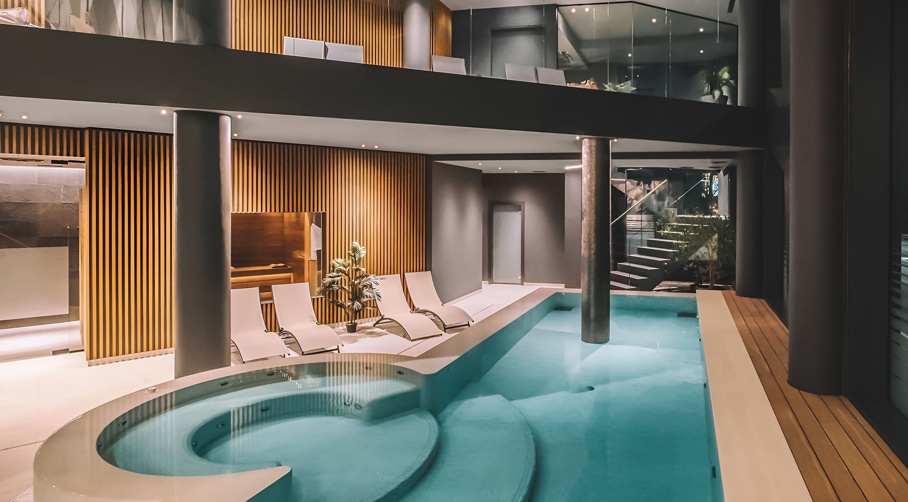 Piscina elegante presso Vita Spa, Mestre, Veneto, IT. Design moderno e rilassante per momenti di puro relax.