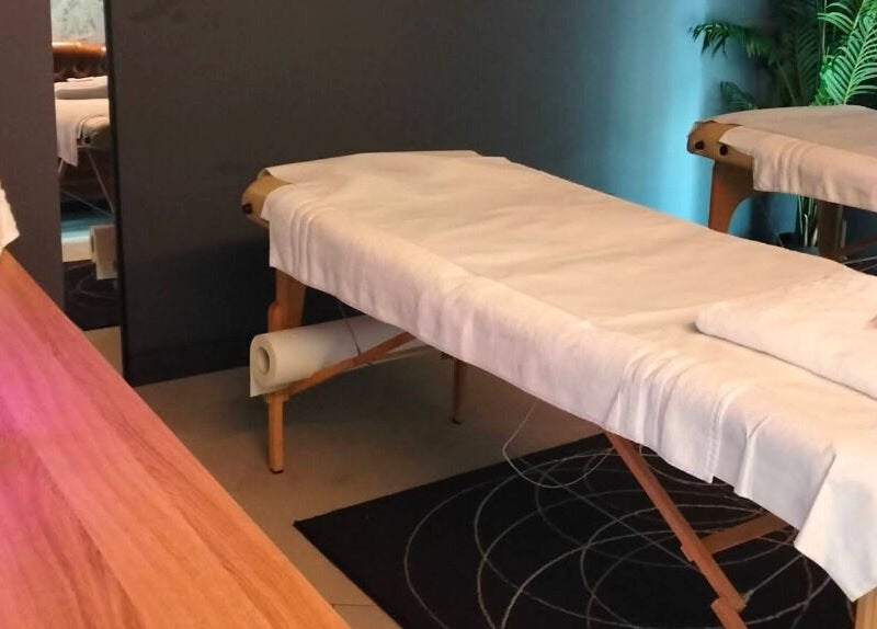 Sala massaggi raffinata a Vita Spa, Mestre, Veneto, IT per un'esperienza rilassante e rigenerante.