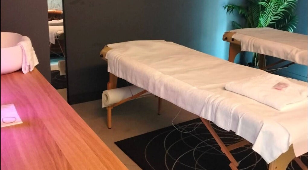 Sala massaggi raffinata a Vita Spa, Mestre, Veneto, IT per un'esperienza rilassante e rigenerante.