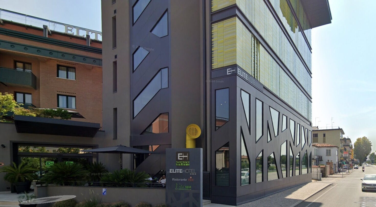 Moderna facciata dell'edificio di Vita Spa a Mestre, Veneto, IT con design contemporaneo.