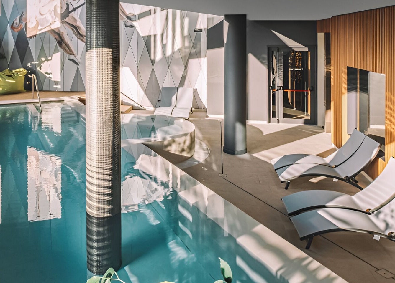 Piscina interna elegante al Vita Spa, Mestre, Veneto, IT con lettini curvi per un completo relax.