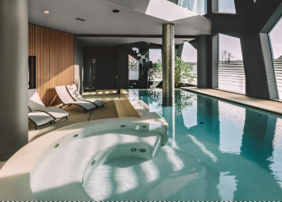 Piscina interna di Vita Spa a Mestre, Veneto, IT con lettini e illuminazione naturale.