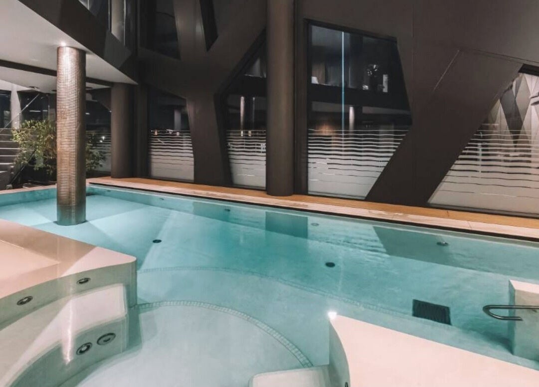 Piscina interna moderna presso Vita Spa, Mestre, Veneto, IT, ideale per momenti di relax e benessere.